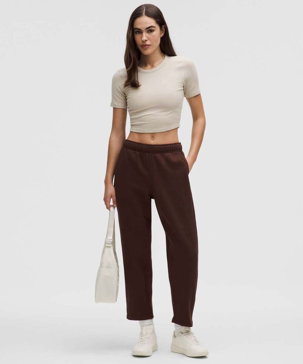 Lululemon Scuba Mid-Rise Tapered Pant 7/8 Length
Lava Cake size med